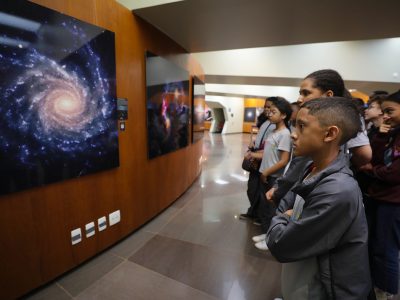Explore o Quadrado: Céu estrelado do Planetário e espaços culturais para encantar as crianças