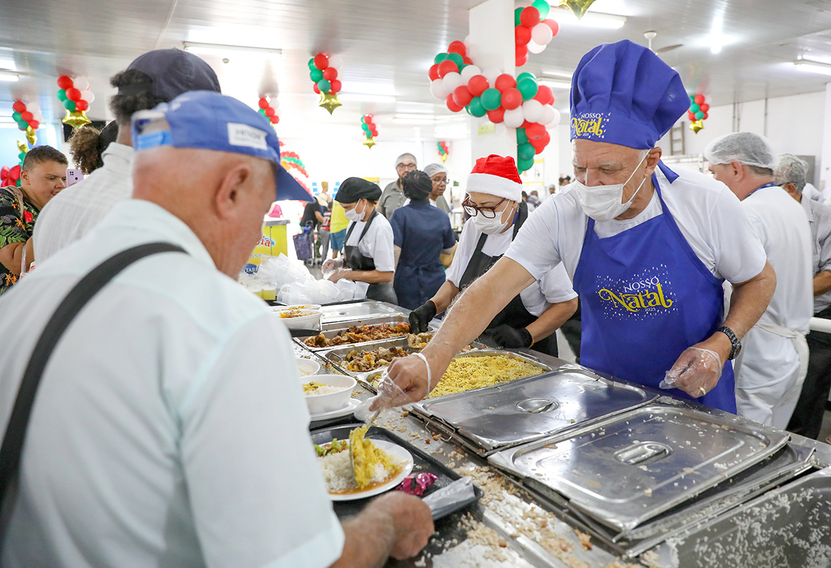 Restaurante Comunitário de Ceilândia tem clima natalino em celebração especial para famílias da cidade