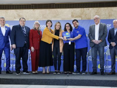 Empresas que dão o primeiro emprego a jovens são reconhecidas com troféu