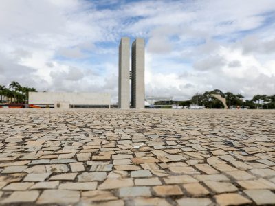Após reforma, GDF inicia limpeza de pedras portuguesas da Praça dos Três Poderes