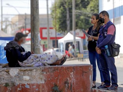 Pessoas em situação de rua de Ceilândia recebem atendimento de equipes do GDF