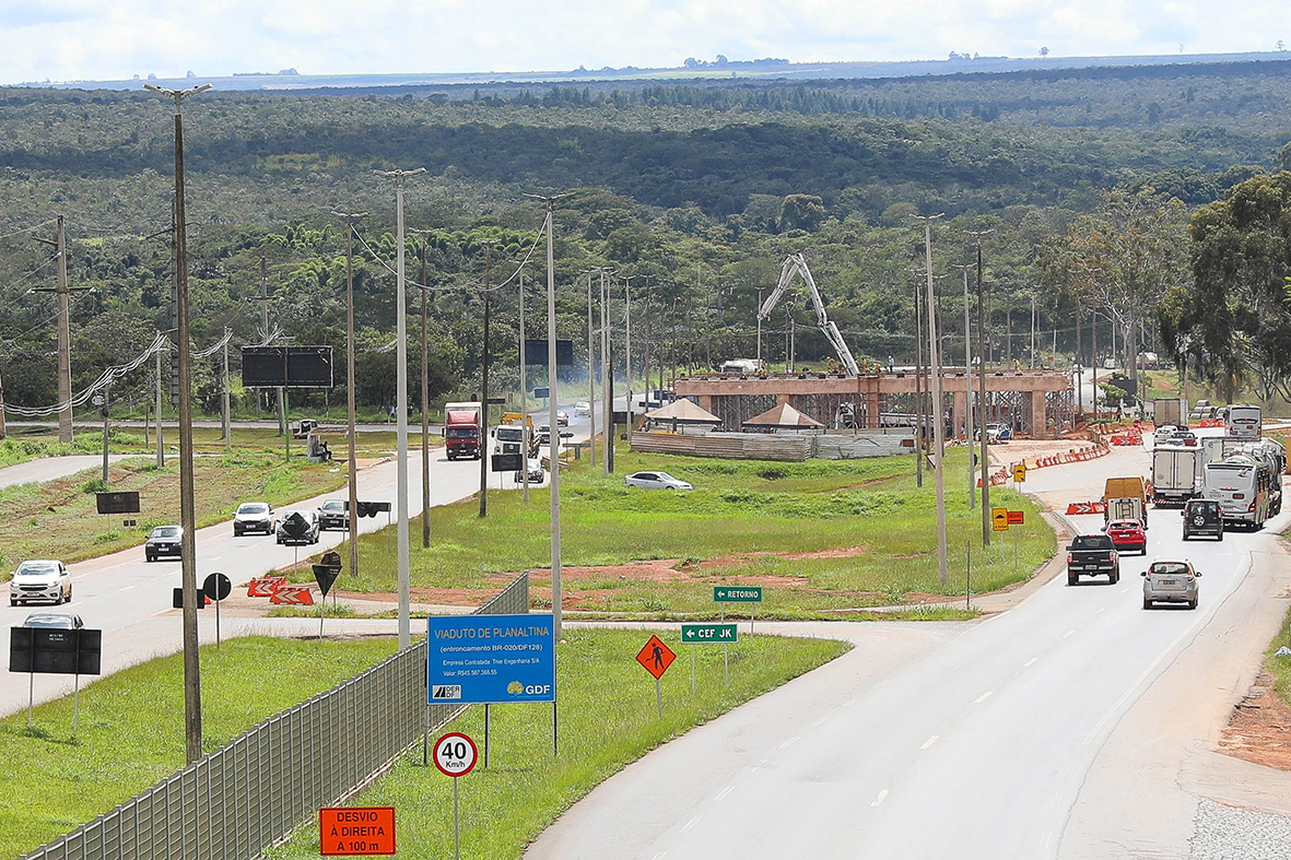 Equipes do GDF trabalham na implantação de vigas do Viaduto de Planaltina e na terceira faixa da BR-020