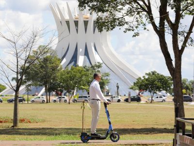 Patinetes elétricas compartilhadas são sucesso no DF; veja como circular de forma segura