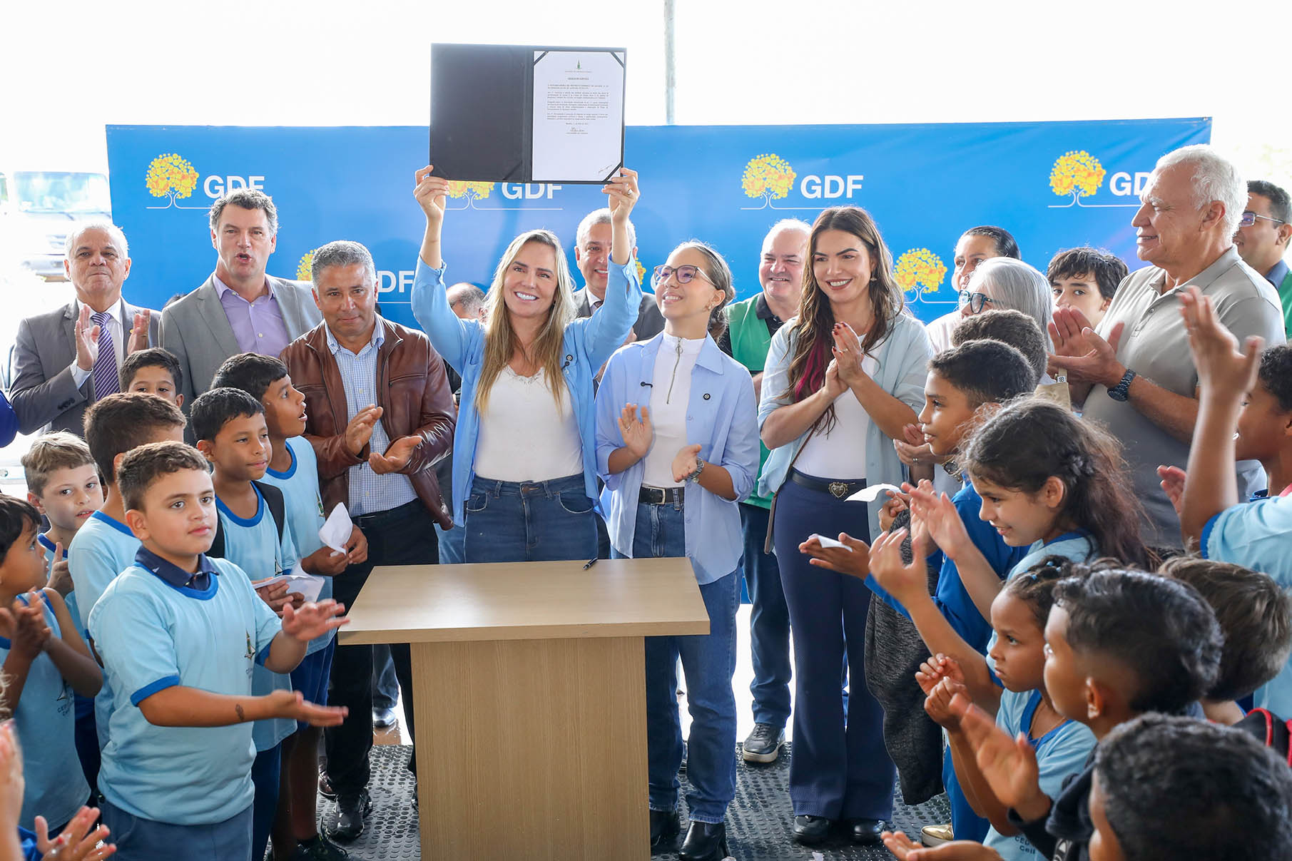 GDF inaugura pavimentação de acesso ao CED Incra 9 e vai levar asfalto a mais escolas em Ceilândia