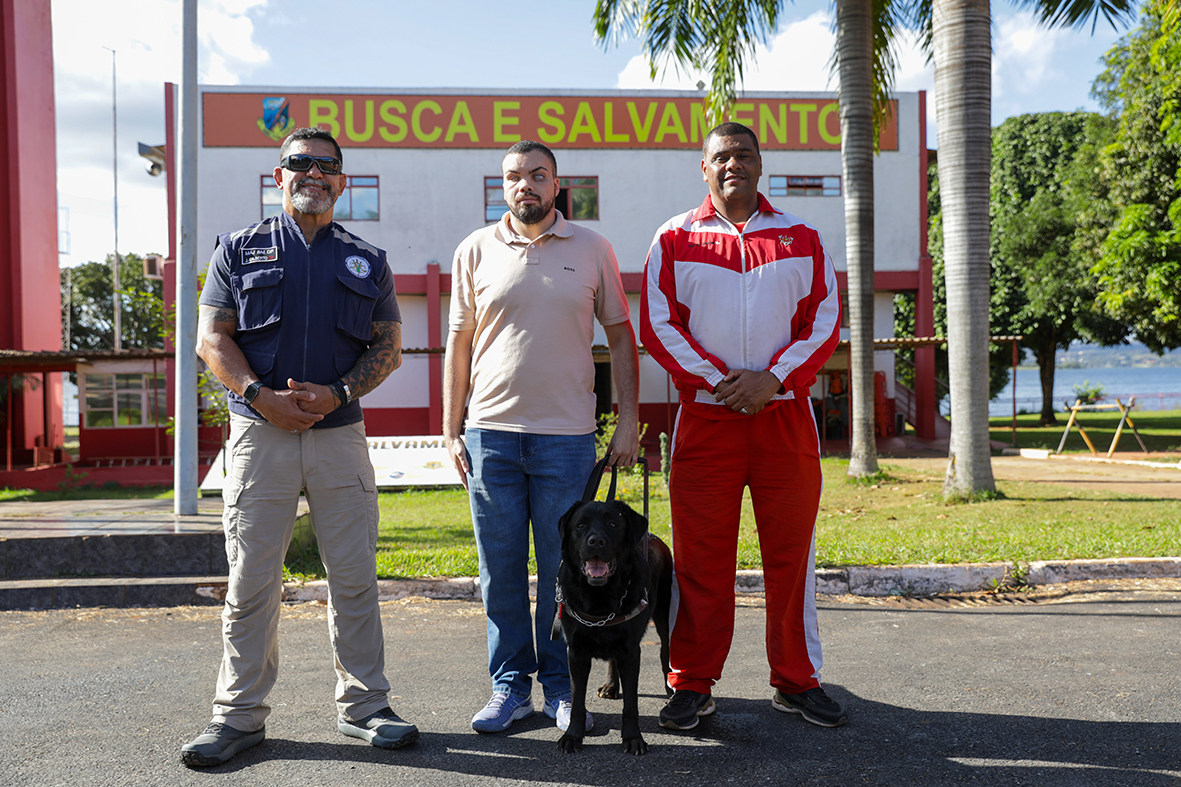 Bombeiros levam projeto de cinotecnia às escolas cívico-militares do DF e retomam treinamento de cães-guia