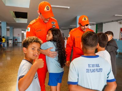 Alunos de escola pública escrevem cartinhas para crianças do Rio Grande Sul
