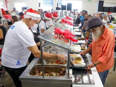Almoço especial e coral natalino encantam Restaurante Comunitário do Sol Nascente/Pôr do Sol