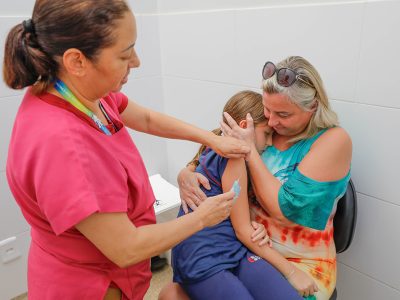 Segunda dose da vacina contra a dengue está disponível para crianças do DF