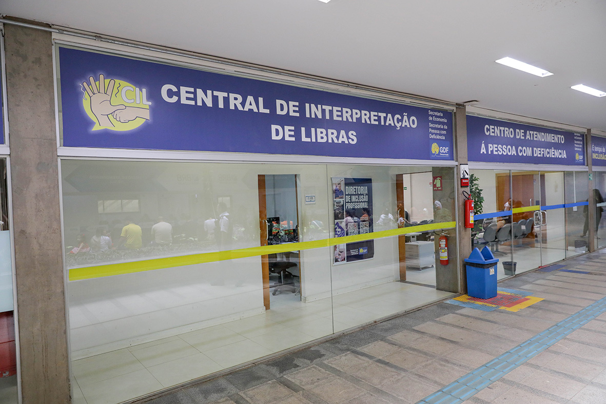 Central de Libras amplia autonomia de pessoas surdas no DF