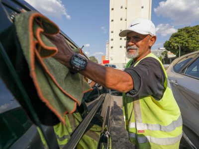 Com cadastro e curso de qualificação, GDF leva dignidade a guardadores de veículos