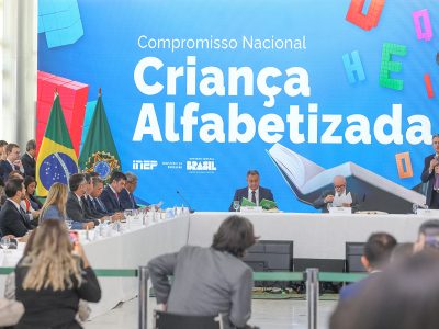 DF firma compromisso nacional de meta de alfabetização até 2030
