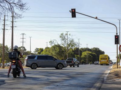 Novas câmeras inteligentes regulam abertura de semáforos em locais movimentados do DF