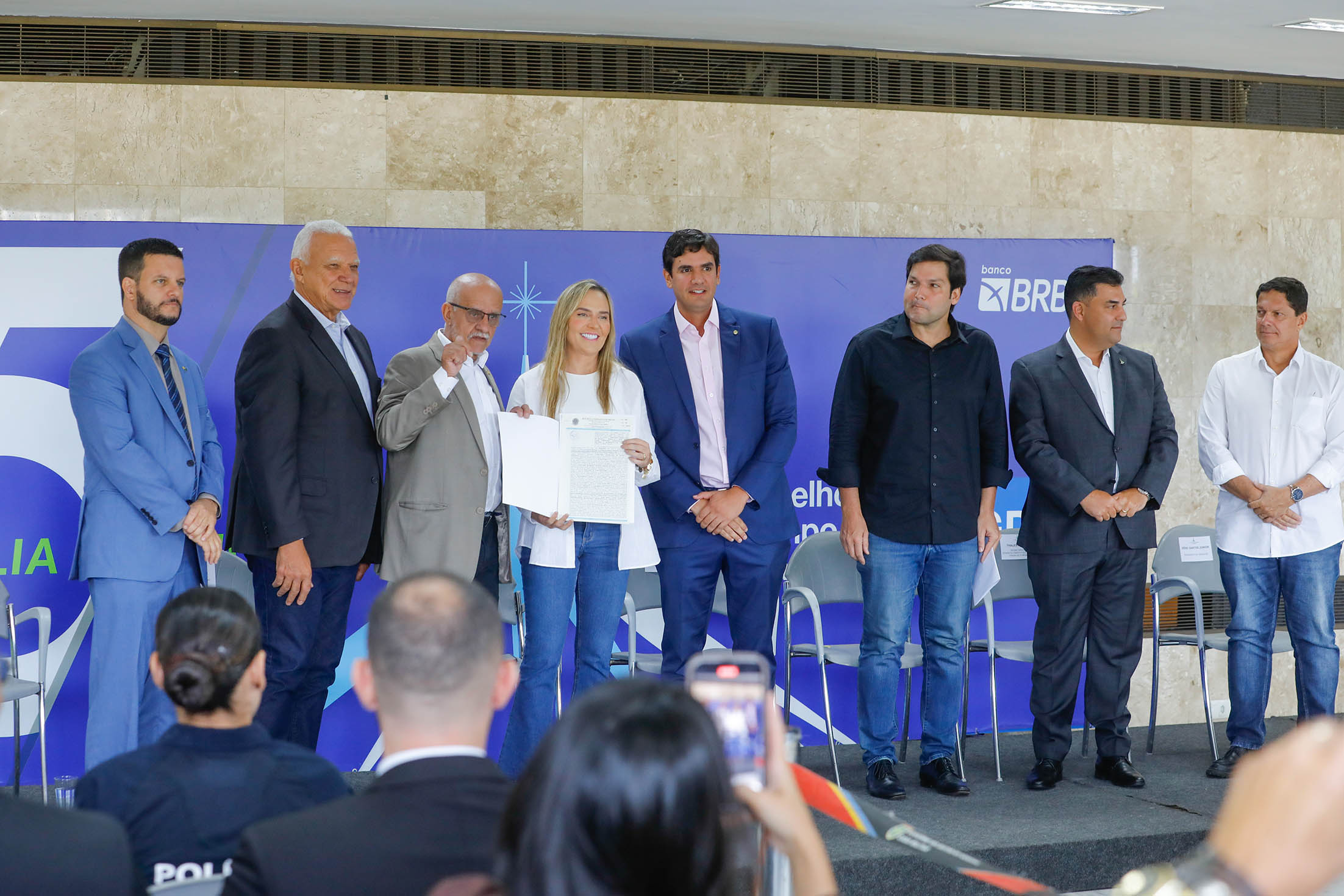 GDF ultrapassa a marca de mil escrituras e contratos celebrados para regularização de empresas