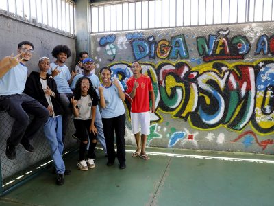 Projeto antirracista auxilia na formação de identidade de jovens negros da rede pública