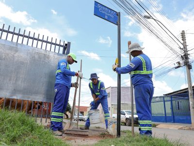 Novas placas de endereçamento são instaladas no Paranoá, que completa 67 anos nesta sexta (25)