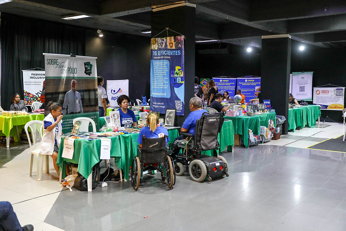 Exposição apresenta materiais usados para alfabetização de estudantes cegos e com baixa visão em escola de Planaltina