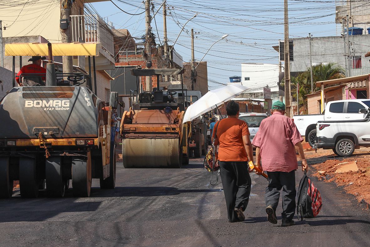 Fim da poeira e da lama: ruas da Chácara 203 do Sol Nascente recebem pavimentação e rede de drenagem