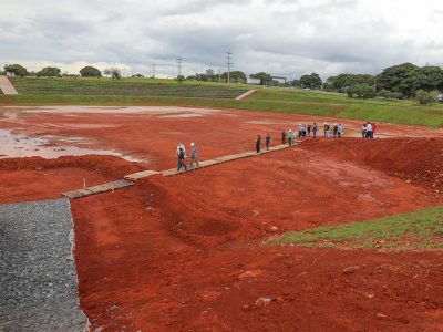 Estudantes de arquitetura visitam obras do Drenar DF