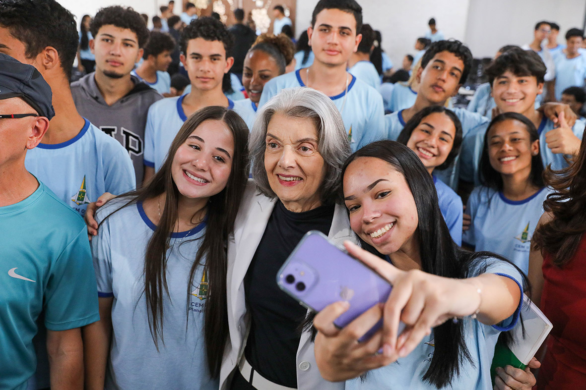 Presidente do TSE, Cármen Lúcia fala sobre importância do voto a jovens do Centro de Ensino Médio 1 de Planaltina