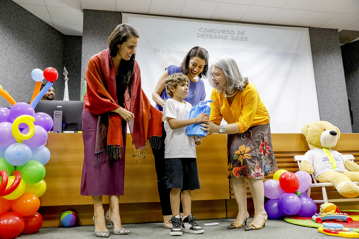 Crianças são premiadas em concurso de desenho do GDF