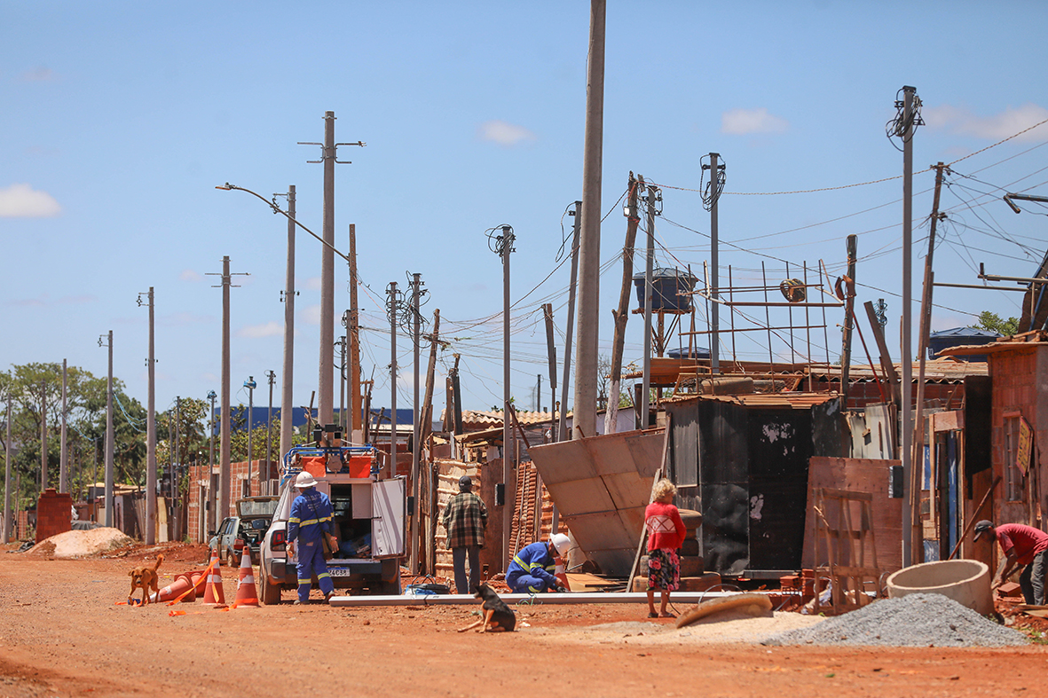 Moradores do Santa Luzia, na Cidade Estrutural, comemoram chegada da rede elétrica regular