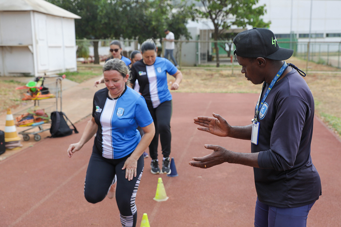 Campeão da São Silvestre e recordista mundial, Ronaldo da Costa leva ensinamentos para alunos do Centro Olímpico e Paralímpico do DF
