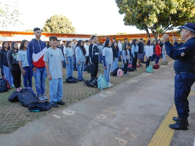 Chegada de novos professores, campanhas educativas e policiamento marcam a volta às aulas