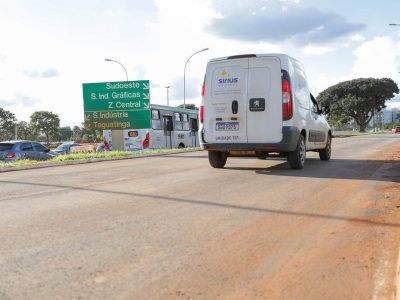 Vias são liberadas após troca de tubulação de esgoto que cedeu no Setor Policial