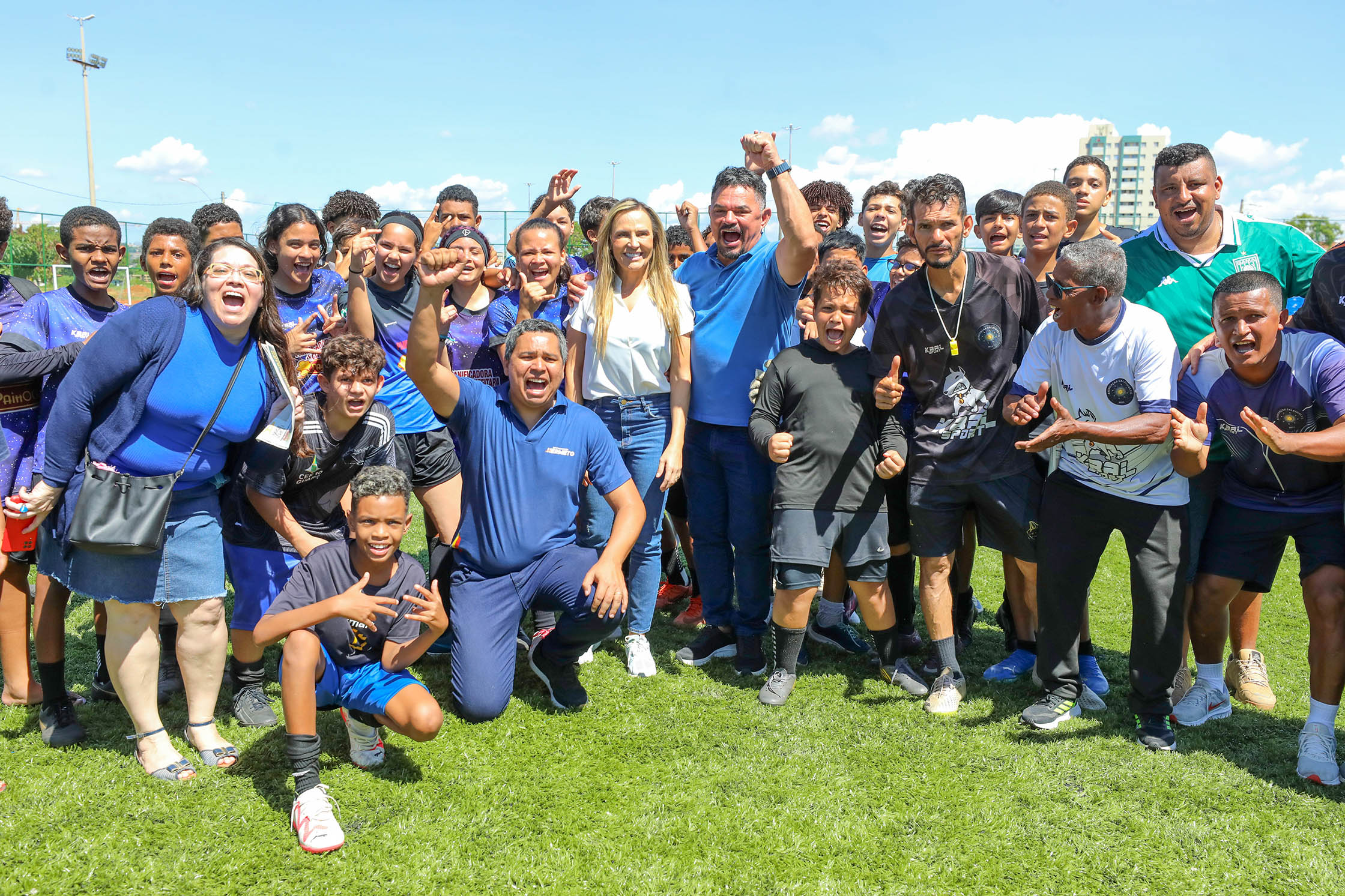Moradores do Guará II recebem campo sintético reformado por alunos do RenovaDF
