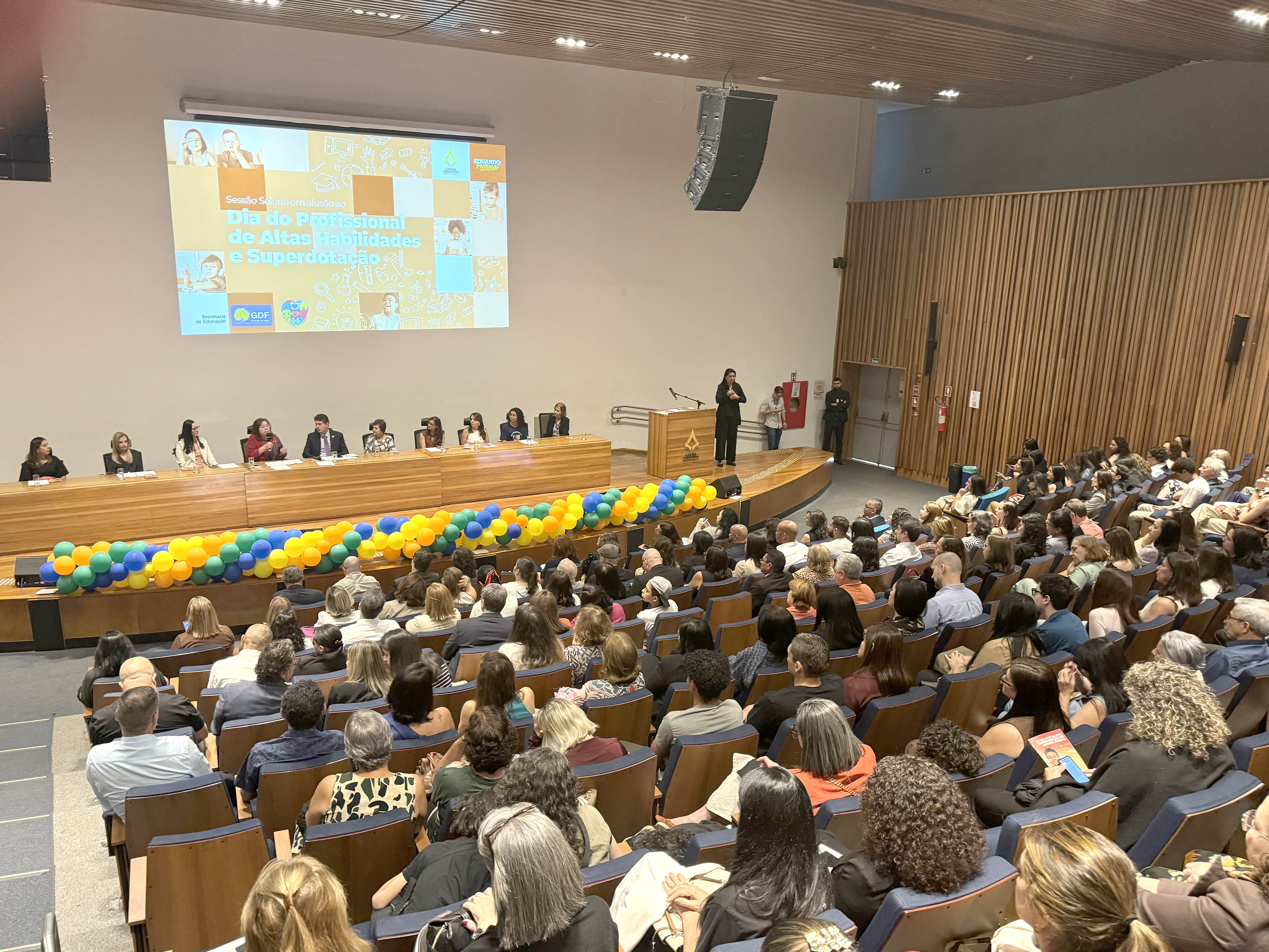 Servidores da rede pública do DF que atendem estudantes com altas habilidades são homenageados