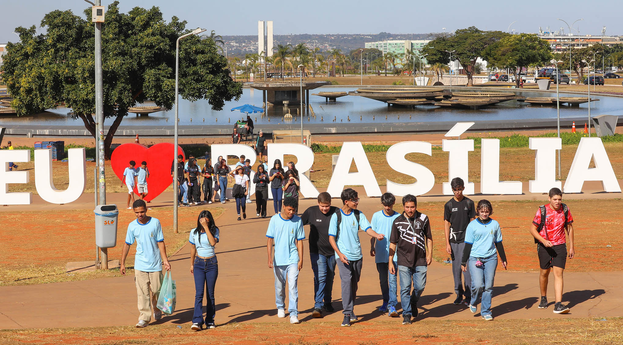 Turismo Mais Brasília leva estudantes da rede pública a pontos cívicos do DF