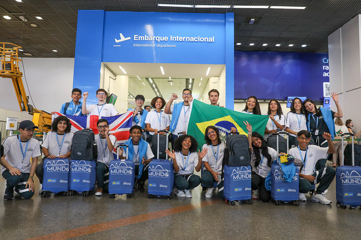 Gêmeas brasilienses partem para viver experiência de intercâmbio na Inglaterra com programa do GDF