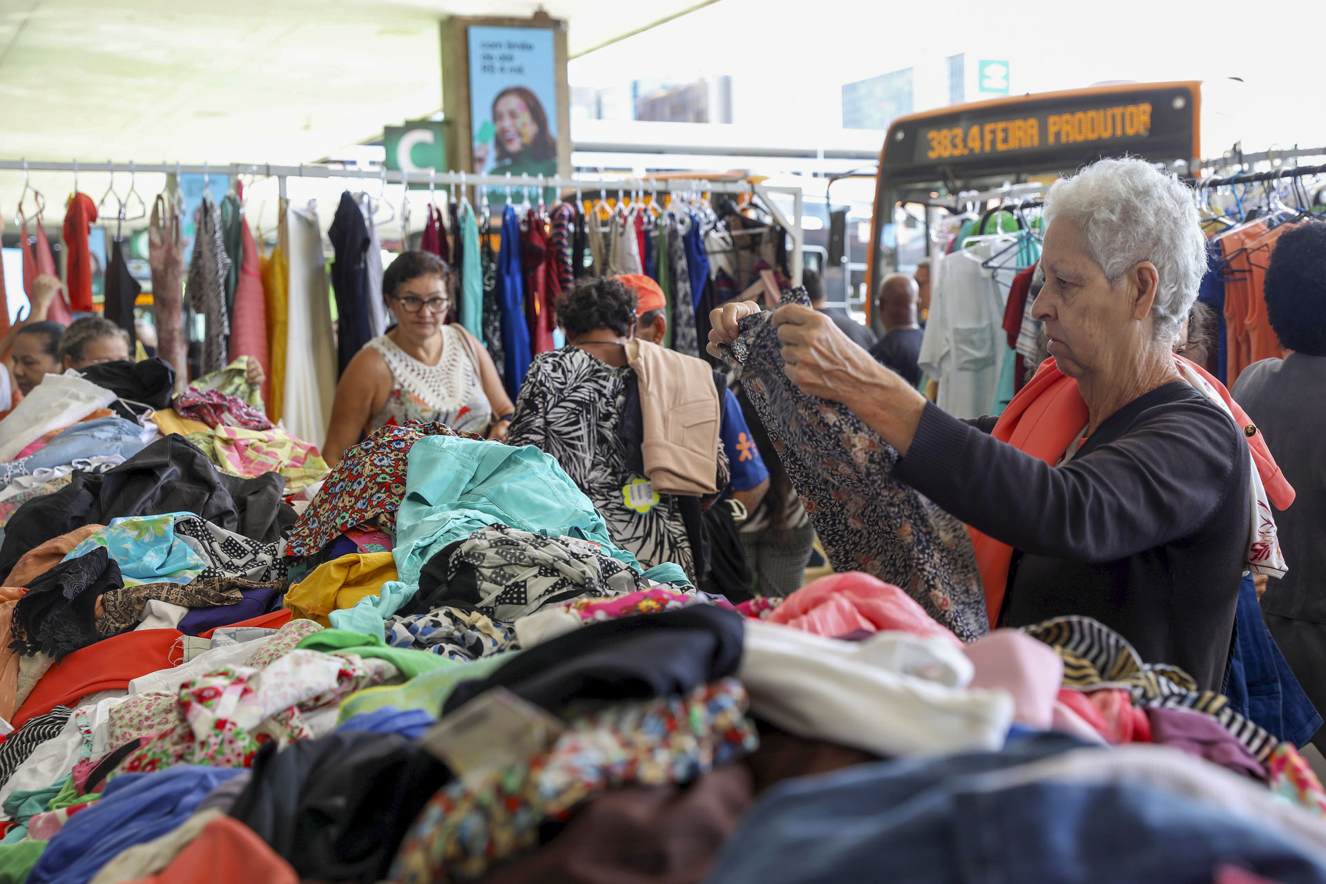 Edição de Natal do Varal Solidário movimenta a Rodoviária do Plano Piloto com 10 mil peças gratuitas