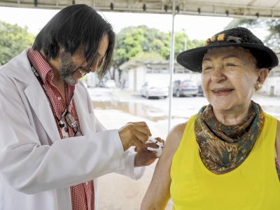 Grupo prioritário deve se vacinar contra covid-19 e influenza no DF