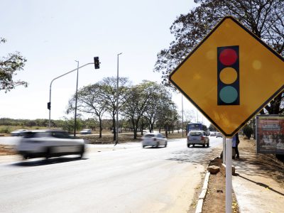 Prestes a fazer aniversário, Vila Telebrasília ganha novo semáforo e calçadas