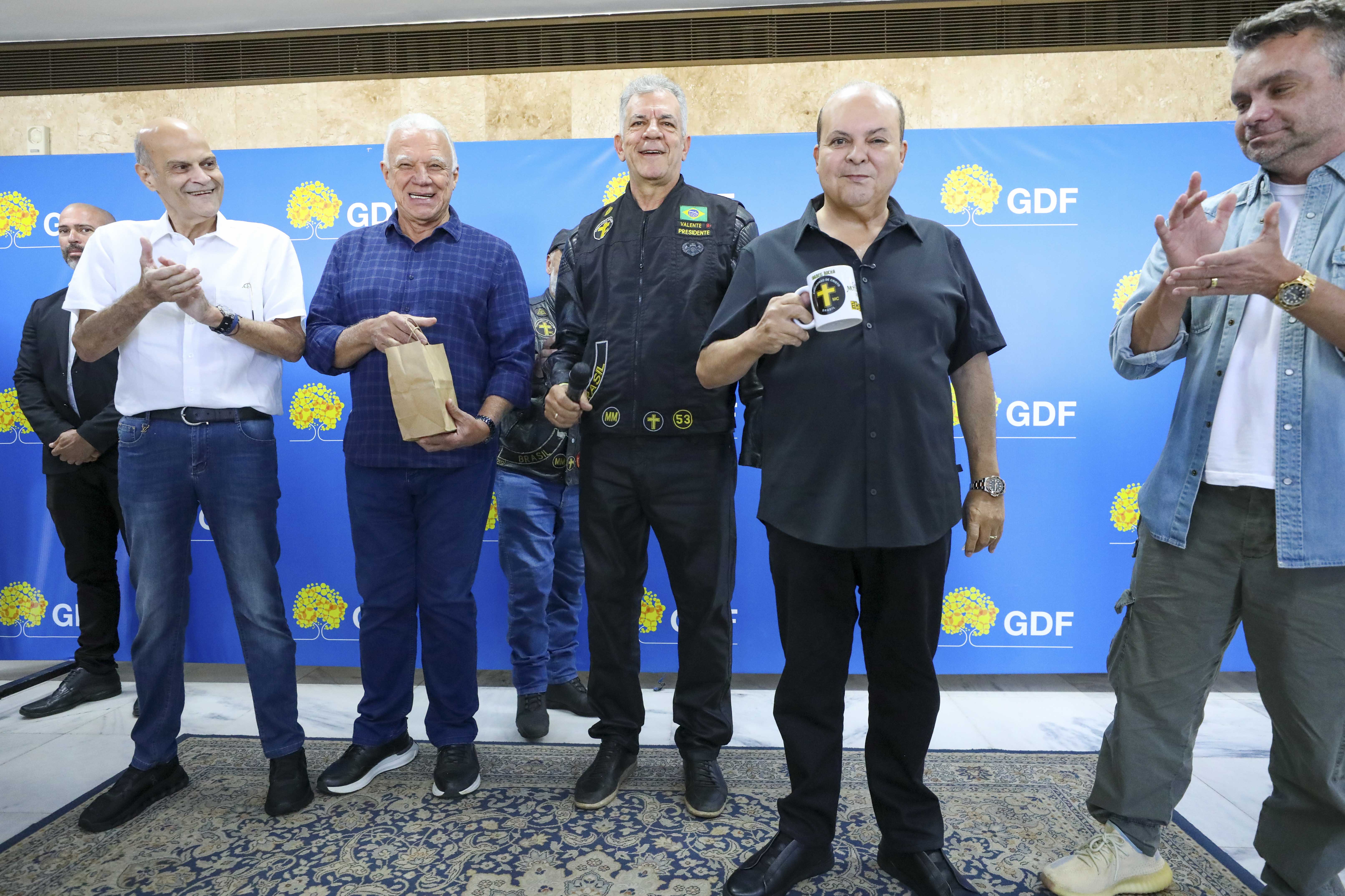 Governador Ibaneis Rocha recebe moto clube participante da 22ª edição do Capital Moto Week no Palácio do Buriti