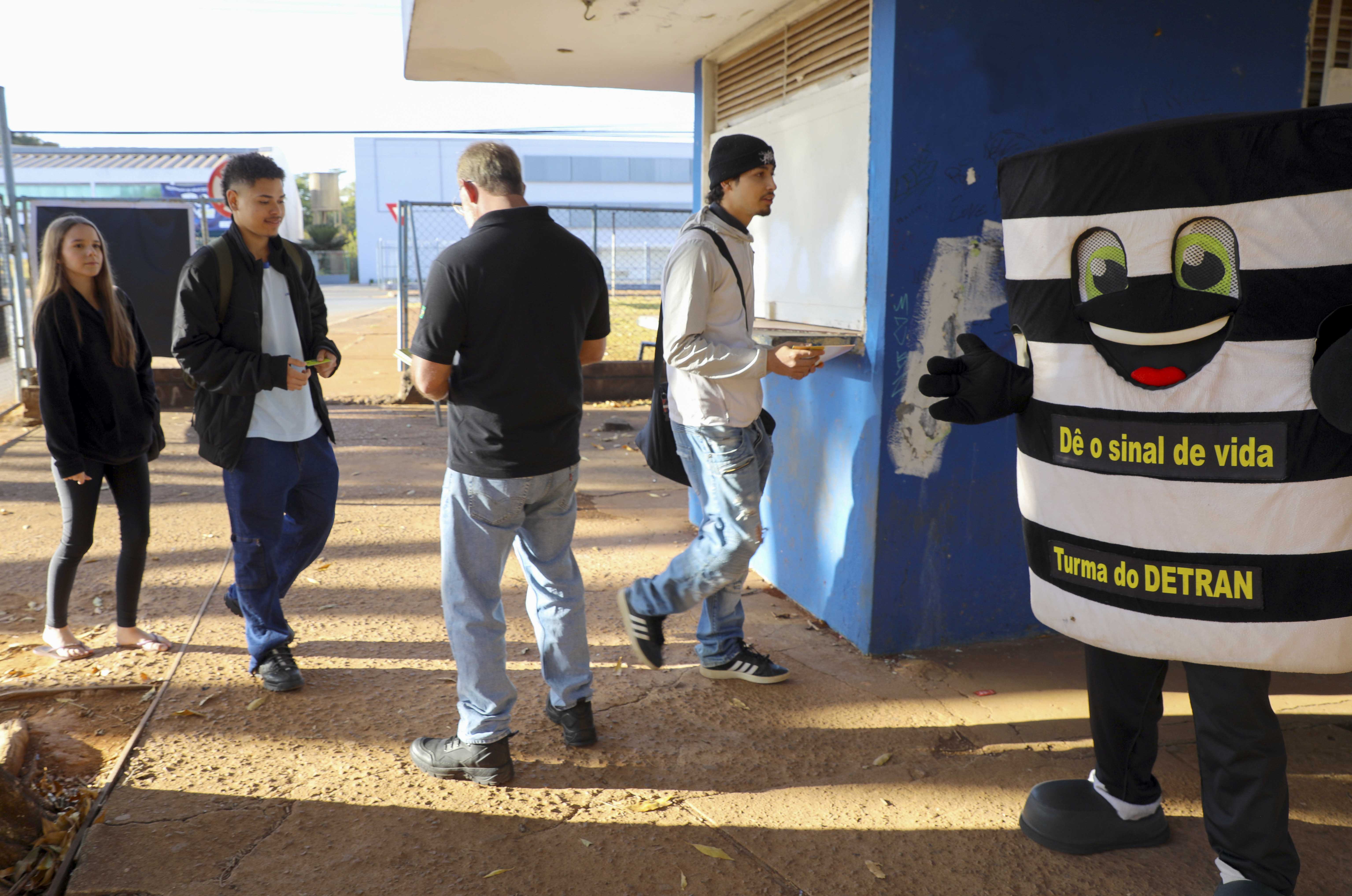 Volta às aulas: GDF faz campanha em escolas públicas para orientar pais e alunos sobre segurança no trânsito