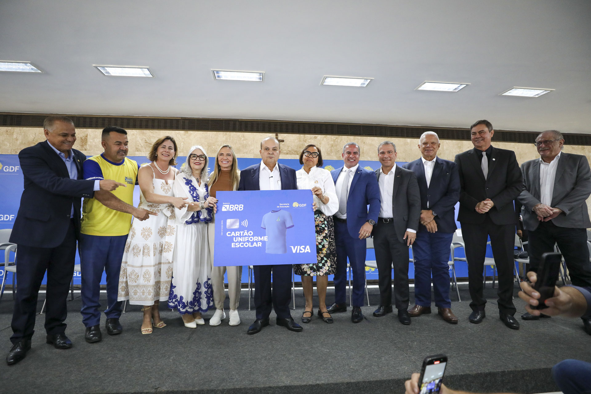 Ibaneis Rocha sanciona projeto de lei que cria o Cartão Uniforme Escolar no DF