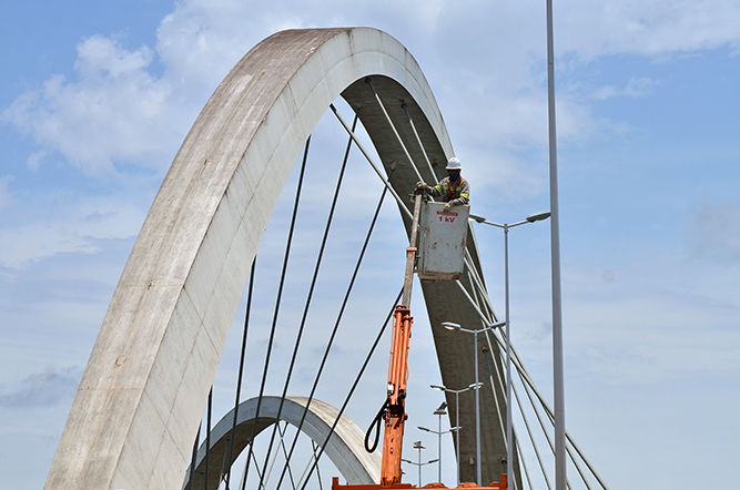Manutenção do sistema de iluminação da Ponte JK é finalizada