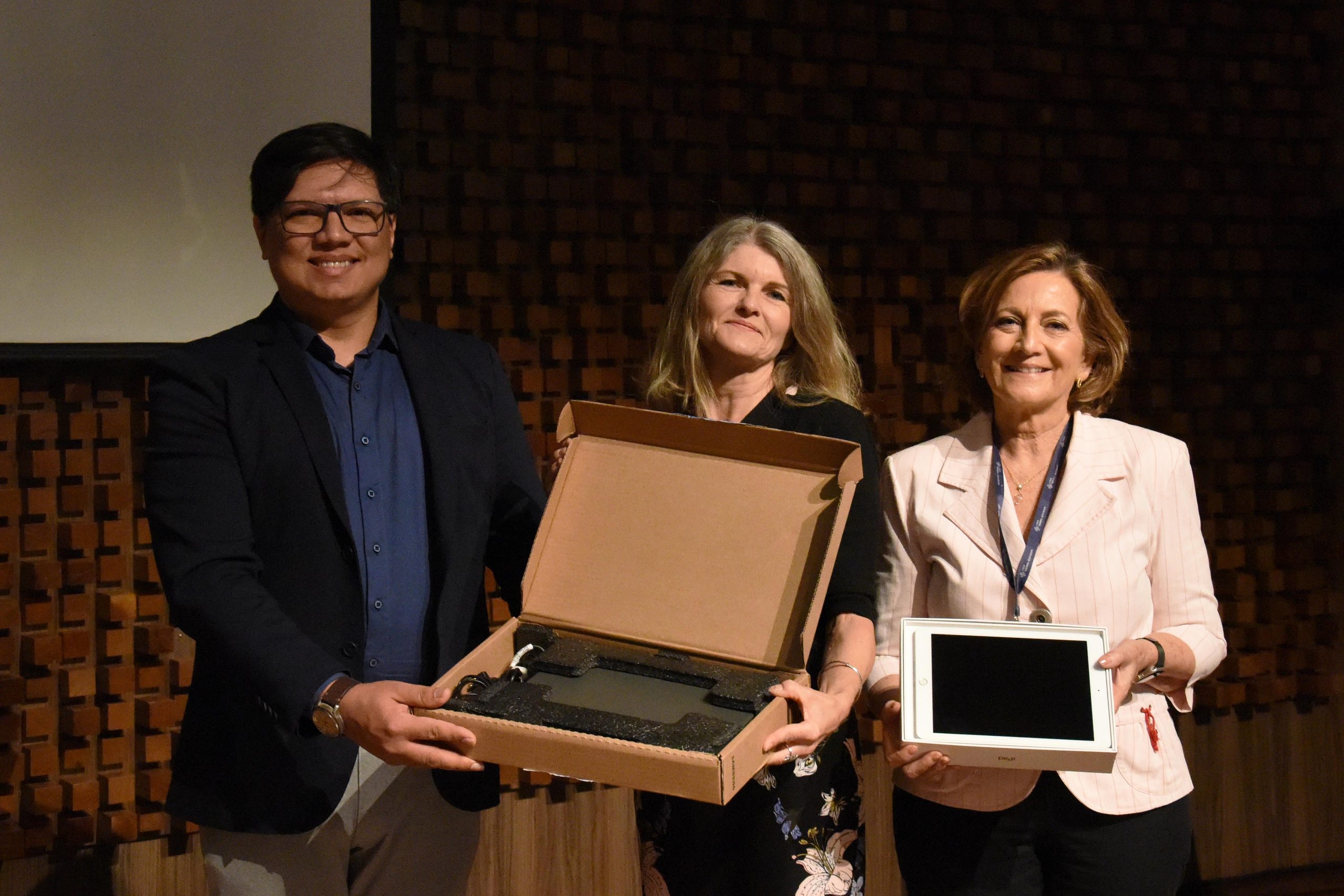 Centros Interescolares de Línguas recebem doações de 216 tablets e 80 chromebooks