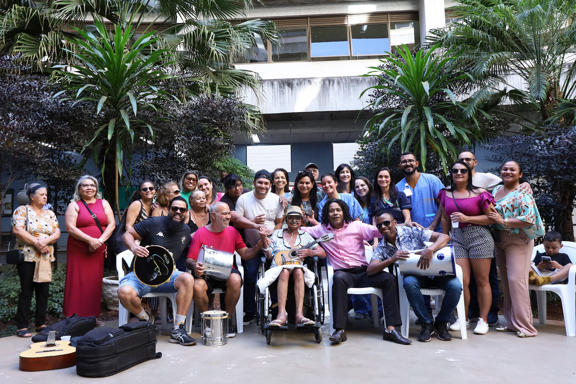 Roda de samba embala cuidados paliativos de paciente no Hran