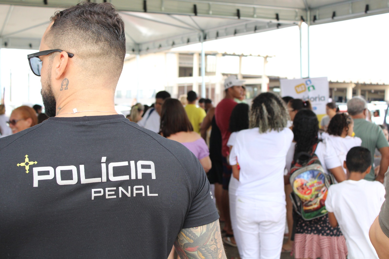 Crianças fazem visita especial de Natal aos pais no sistema penitenciário