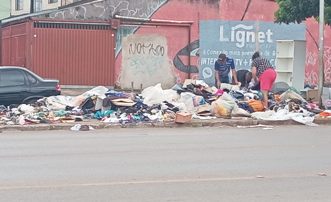 Descarte irregular de roupas e calçados em Ceilândia aumenta risco de alagamentos