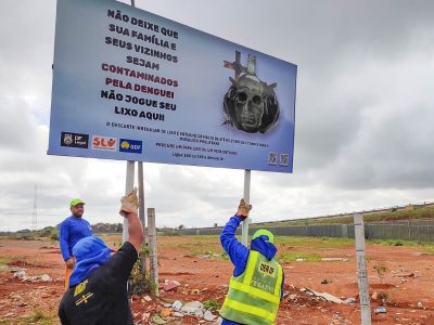 Combate à dengue: placas informativas em pontos de descarte irregular alertam para deveres e cuidados com o mosquito
