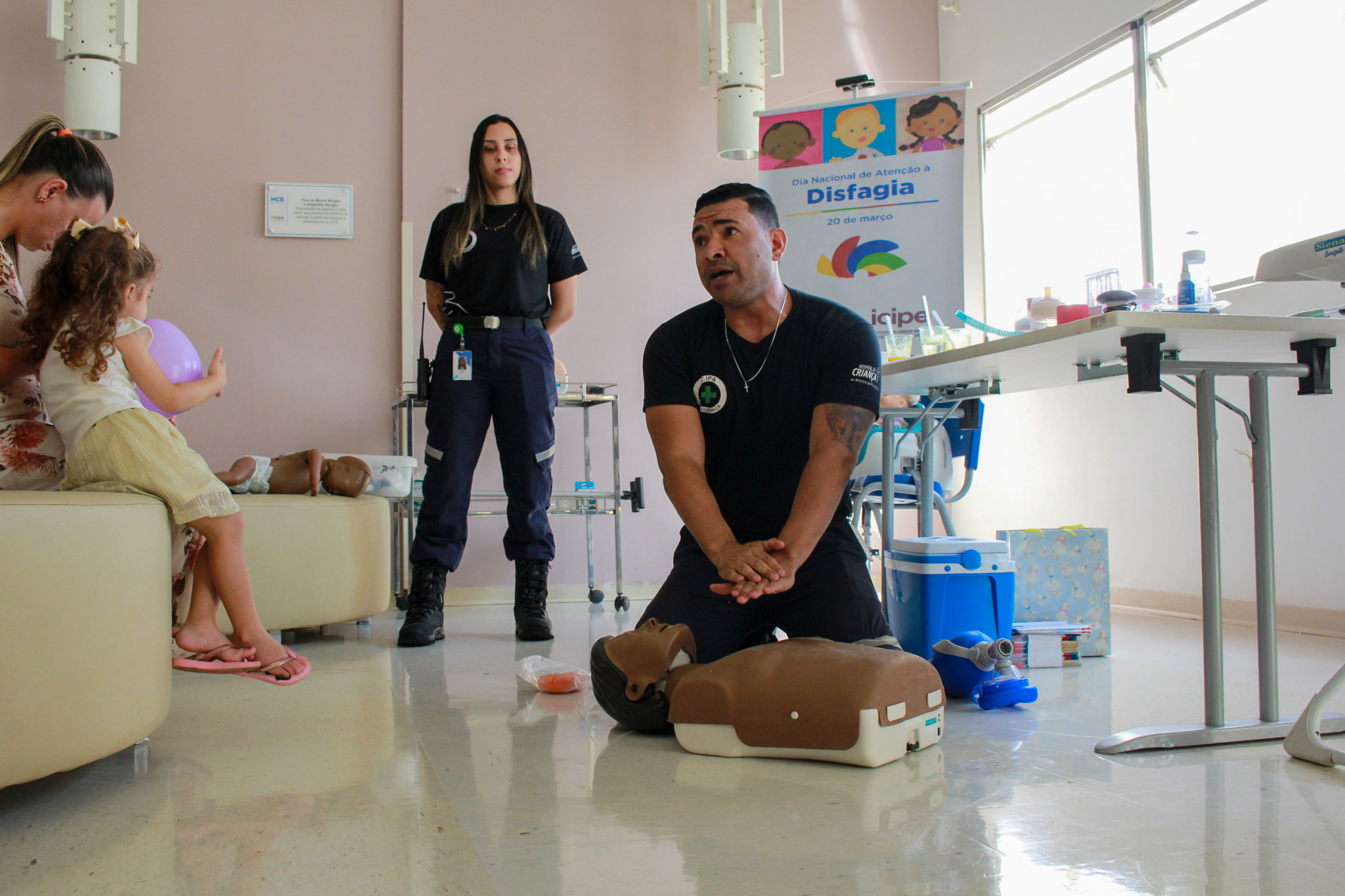 Profissionais orientam pacientes e acompanhantes sobre prevenção de engasgos no Hospital da Criança
