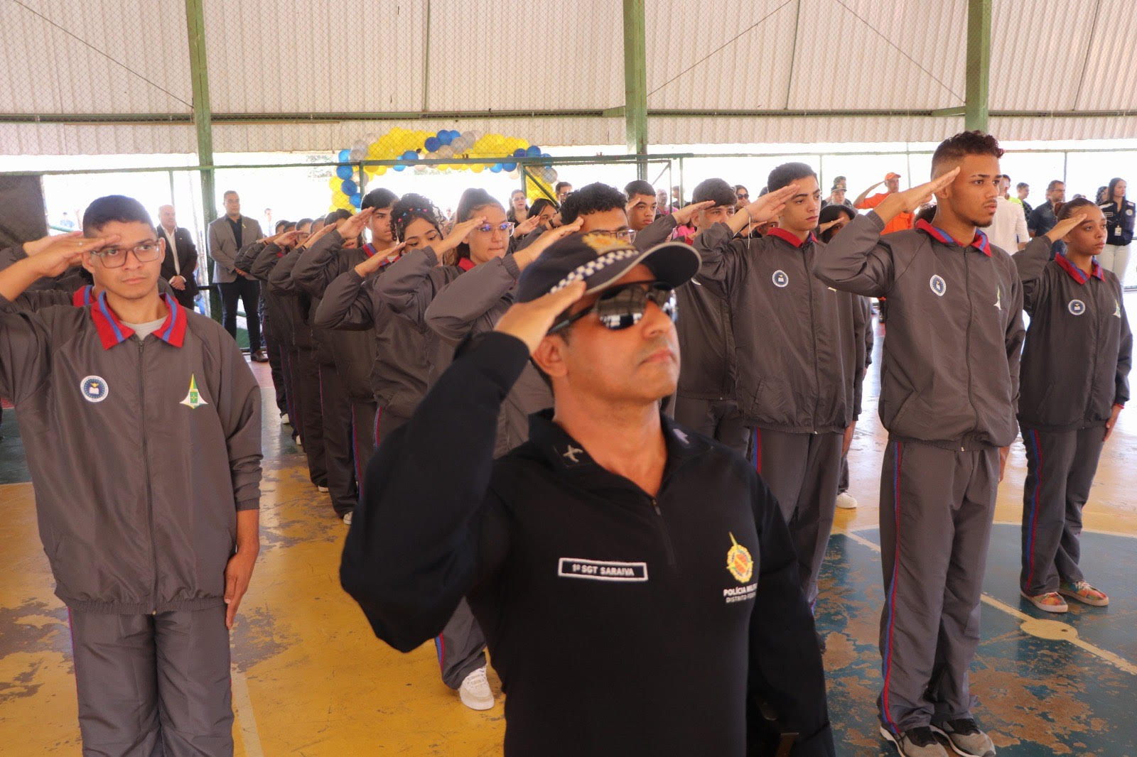 Alunos de escola de gestão compartilhada recebem conjuntos de uniformes