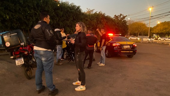 Ação educativa orienta motociclistas entregadores sobre segurança no trânsito