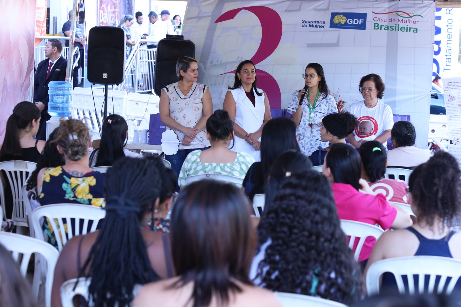 Mulheres grávidas recebem orientações sobre aleitamento