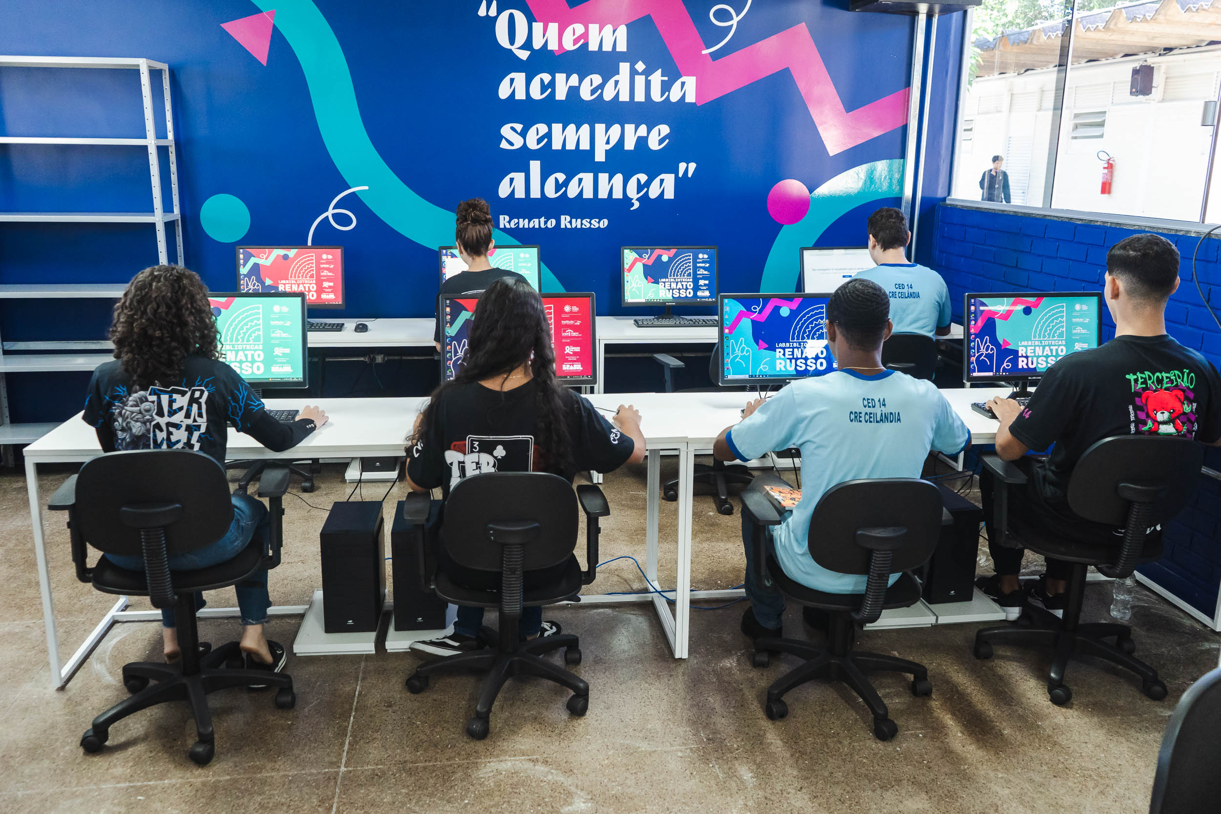 Escola pública de Ceilândia homenageia Renato Russo em nova biblioteca