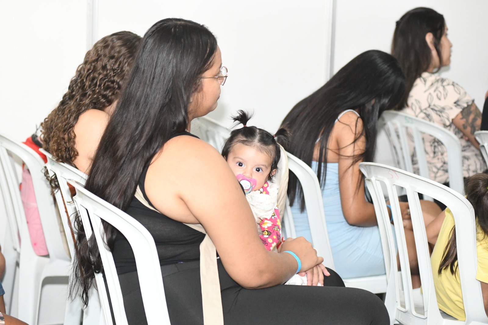 Cerca de 20 mulheres participam do curso Nasce uma Estrela na Praça dos Direitos, em Ceilândia